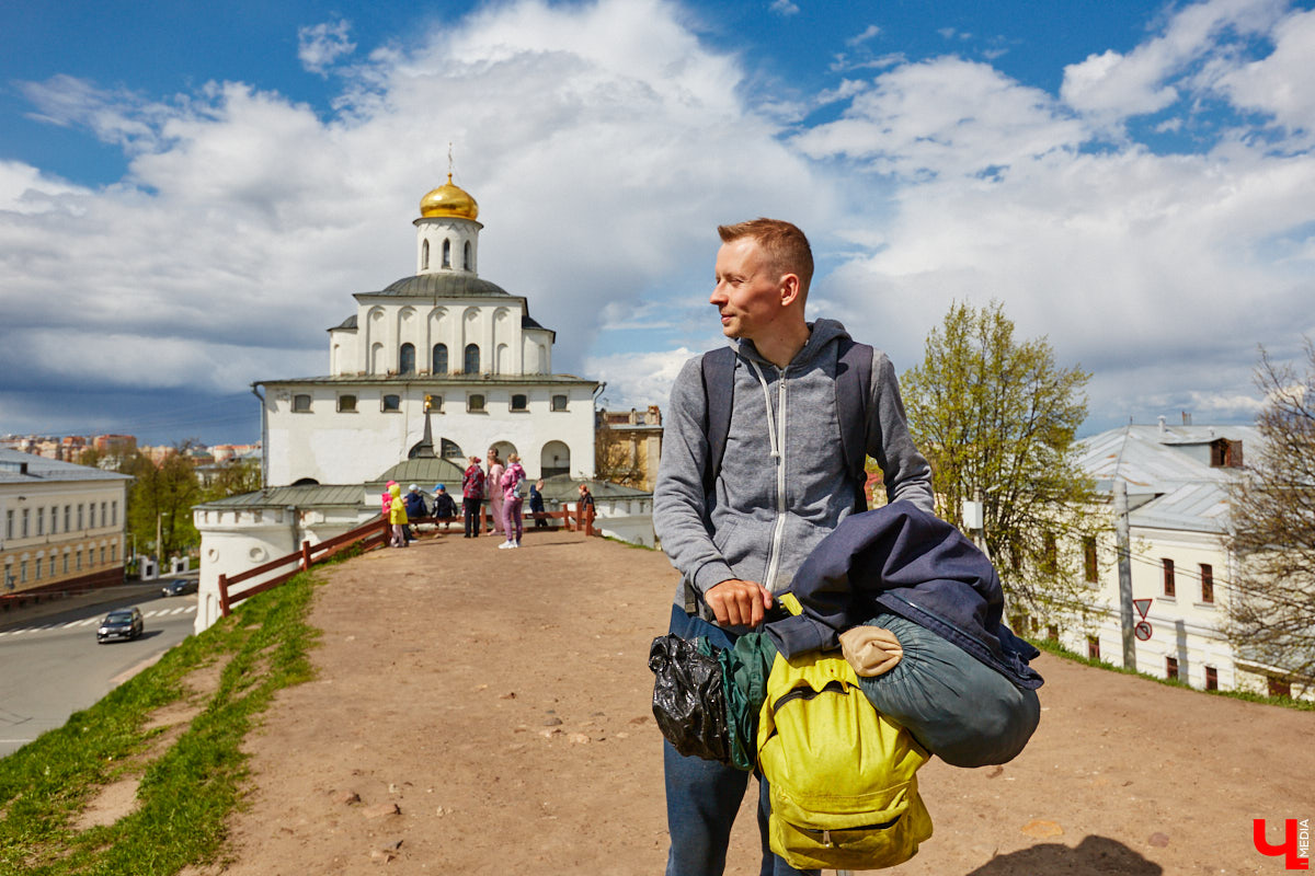 12 000 километров от Питера до Владивостока на самокате! Такую цель себе поставил Денис Бритвин. 28-летний парень впервые встал на самокат, до этого он путешествовал только на велосипеде. Как его на пути встречали сотрудники ДПС, собаки и местные жители, Денис рассказал в интервью «Ключ-Медиа».