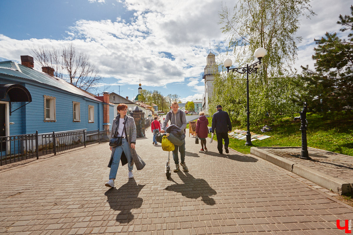 12 000 километров от Питера до Владивостока на самокате! Такую цель себе поставил Денис Бритвин. 28-летний парень впервые встал на самокат, до этого он путешествовал только на велосипеде. Как его на пути встречали сотрудники ДПС, собаки и местные жители, Денис рассказал в интервью «Ключ-Медиа».
