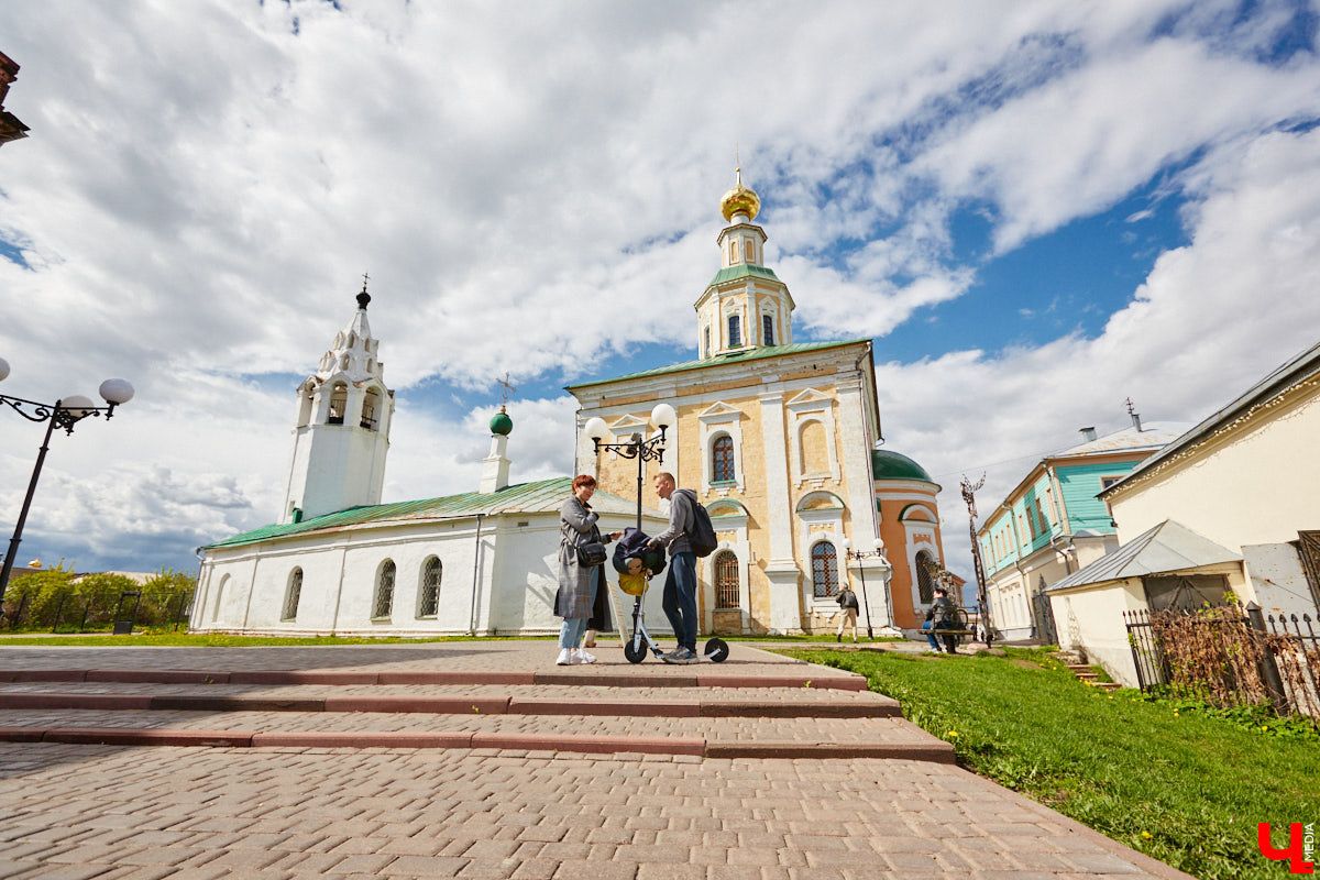 12 000 километров от Питера до Владивостока на самокате! Такую цель себе поставил Денис Бритвин. 28-летний парень впервые встал на самокат, до этого он путешествовал только на велосипеде. Как его на пути встречали сотрудники ДПС, собаки и местные жители, Денис рассказал в интервью «Ключ-Медиа».