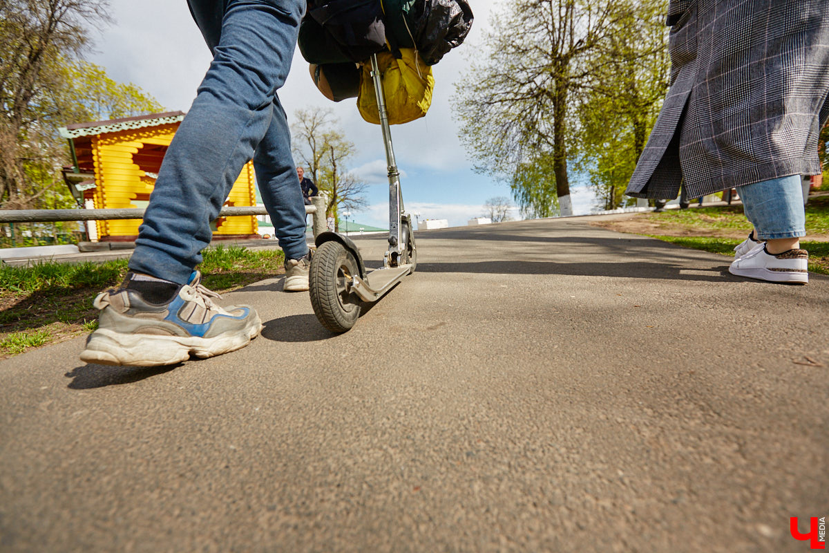 12 000 километров от Питера до Владивостока на самокате! Такую цель себе поставил Денис Бритвин. 28-летний парень впервые встал на самокат, до этого он путешествовал только на велосипеде. Как его на пути встречали сотрудники ДПС, собаки и местные жители, Денис рассказал в интервью «Ключ-Медиа».