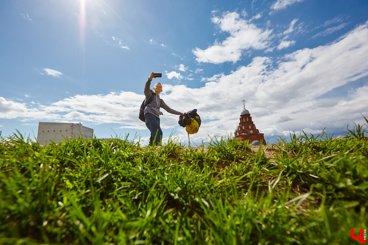 12 000 километров от Питера до Владивостока на самокате! Такую цель себе поставил Денис Бритвин. 28-летний парень впервые встал на самокат, до этого он путешествовал только на велосипеде. Как его на пути встречали сотрудники ДПС, собаки и местные жители, Денис рассказал в интервью «Ключ-Медиа».