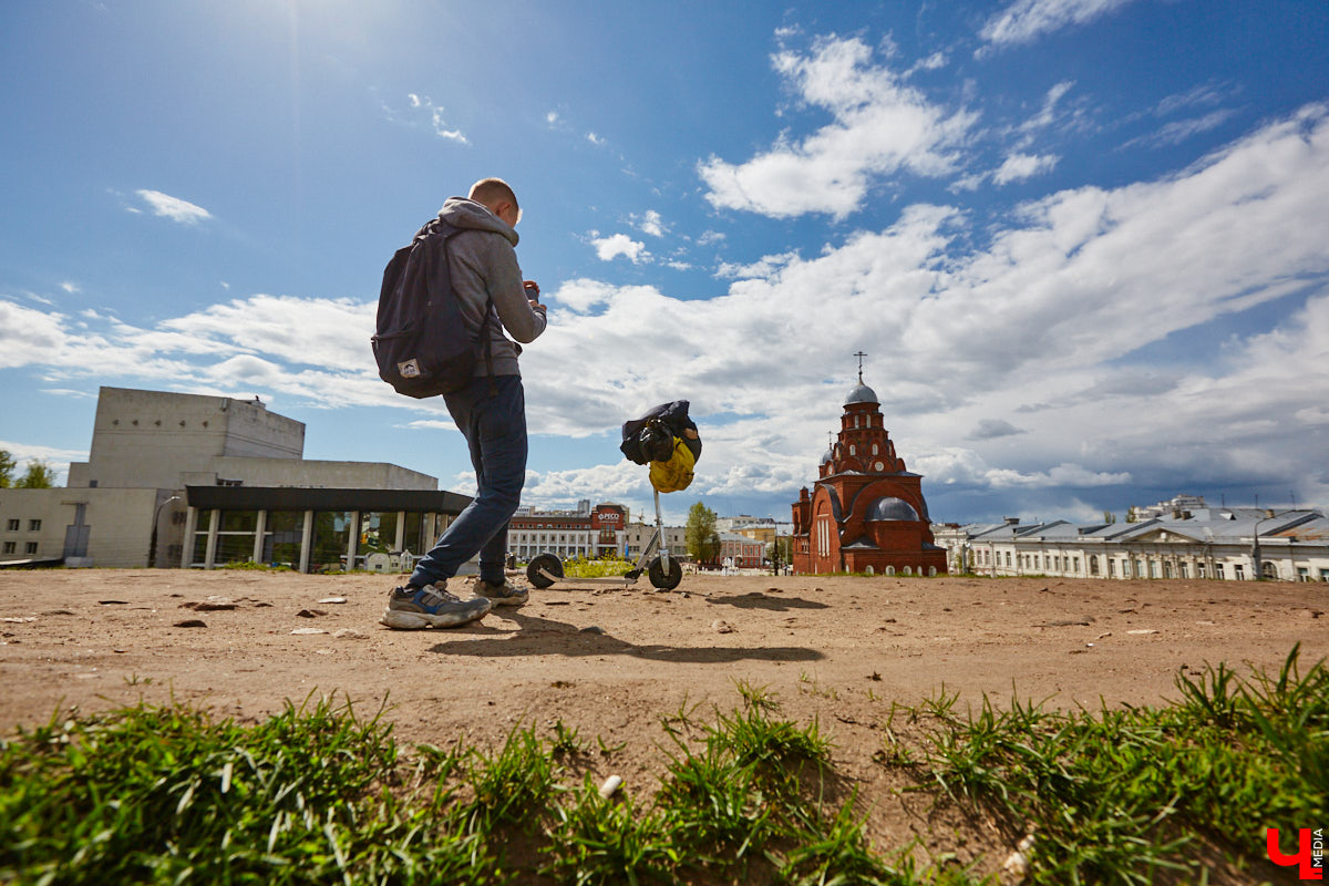 12 000 километров от Питера до Владивостока на самокате! Такую цель себе поставил Денис Бритвин. 28-летний парень впервые встал на самокат, до этого он путешествовал только на велосипеде. Как его на пути встречали сотрудники ДПС, собаки и местные жители, Денис рассказал в интервью «Ключ-Медиа».