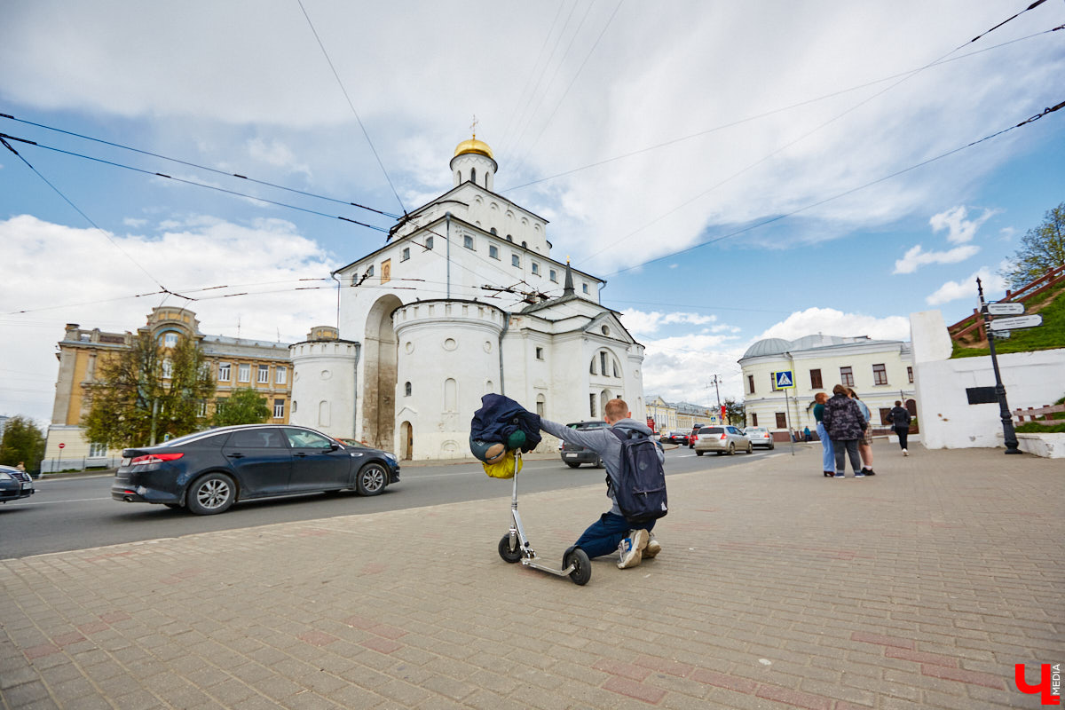 12 000 километров от Питера до Владивостока на самокате! Такую цель себе поставил Денис Бритвин. 28-летний парень впервые встал на самокат, до этого он путешествовал только на велосипеде. Как его на пути встречали сотрудники ДПС, собаки и местные жители, Денис рассказал в интервью «Ключ-Медиа».
