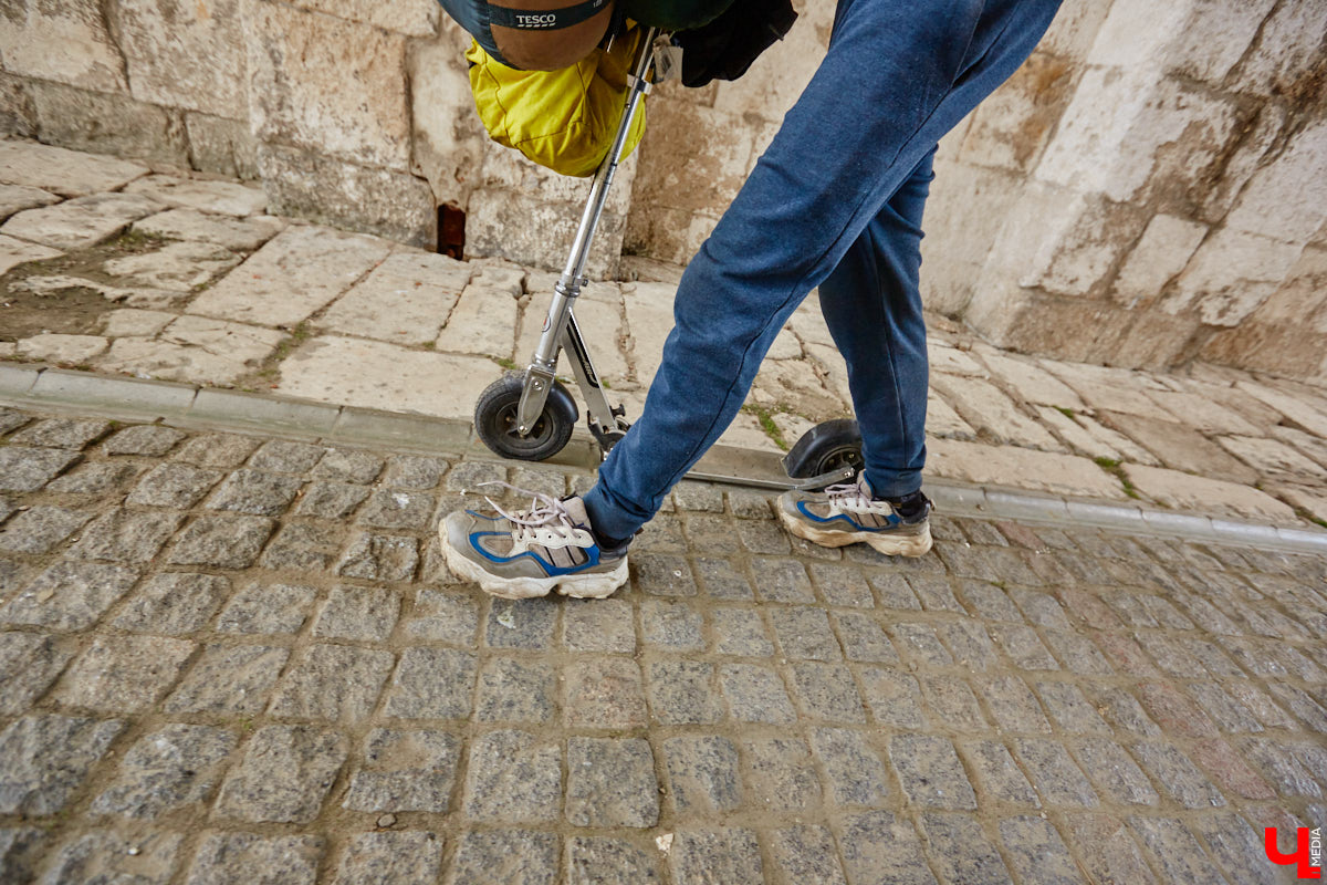 12 000 километров от Питера до Владивостока на самокате! Такую цель себе поставил Денис Бритвин. 28-летний парень впервые встал на самокат, до этого он путешествовал только на велосипеде. Как его на пути встречали сотрудники ДПС, собаки и местные жители, Денис рассказал в интервью «Ключ-Медиа».