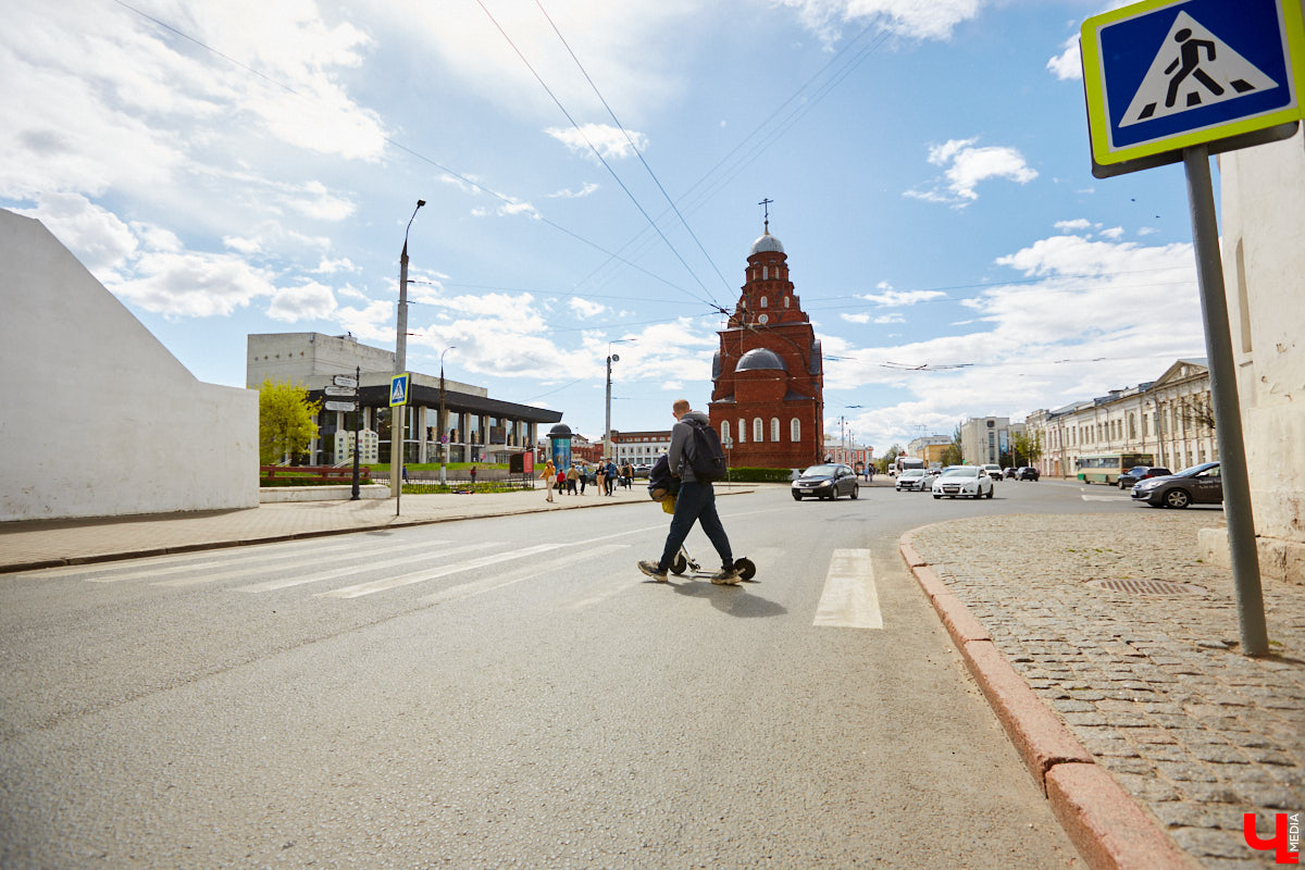 12 000 километров от Питера до Владивостока на самокате! Такую цель себе поставил Денис Бритвин. 28-летний парень впервые встал на самокат, до этого он путешествовал только на велосипеде. Как его на пути встречали сотрудники ДПС, собаки и местные жители, Денис рассказал в интервью «Ключ-Медиа».