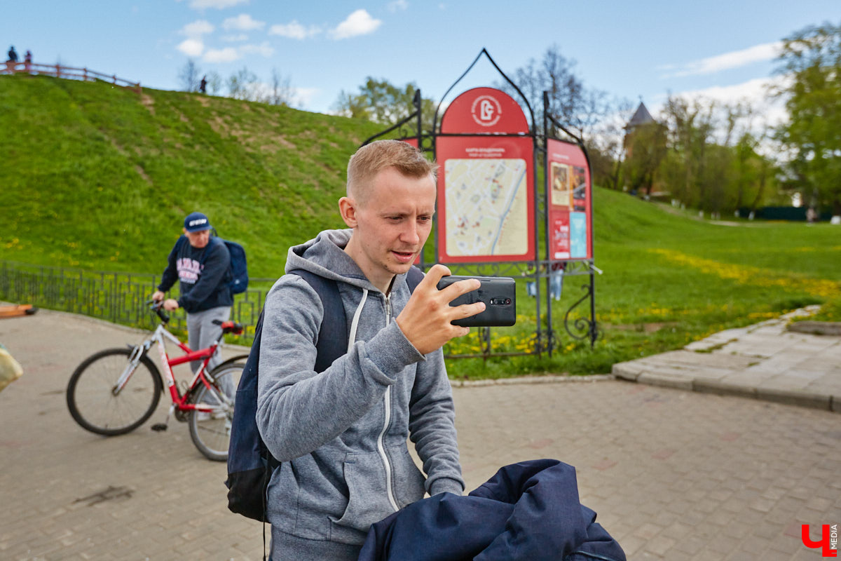 12 000 километров от Питера до Владивостока на самокате! Такую цель себе поставил Денис Бритвин. 28-летний парень впервые встал на самокат, до этого он путешествовал только на велосипеде. Как его на пути встречали сотрудники ДПС, собаки и местные жители, Денис рассказал в интервью «Ключ-Медиа».