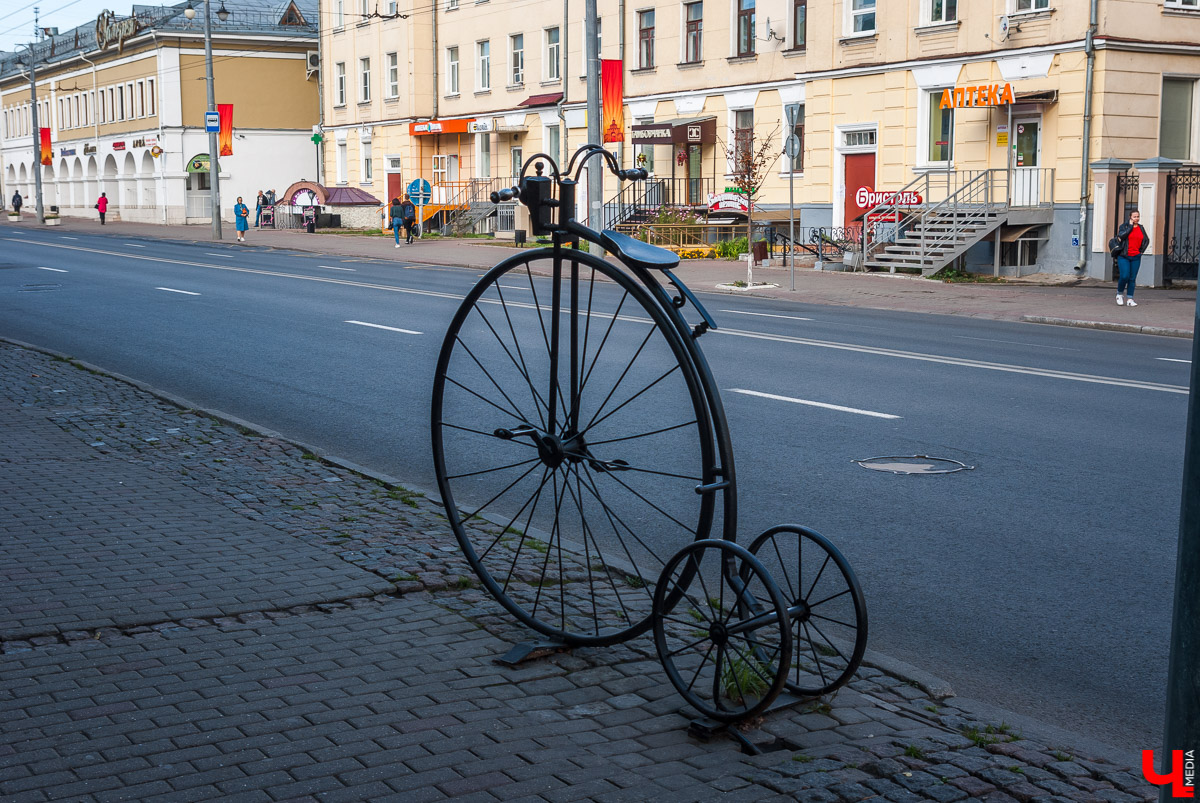 Появление на улицах велосипедов стало вызывать возмущение у большинства владимирцев, которые боялись за здоровье свое и своих детей. Поэтому в 1896 году губернатором было издано «Обязательное постановление о порядке движения в г. Владимире на велосипедах».