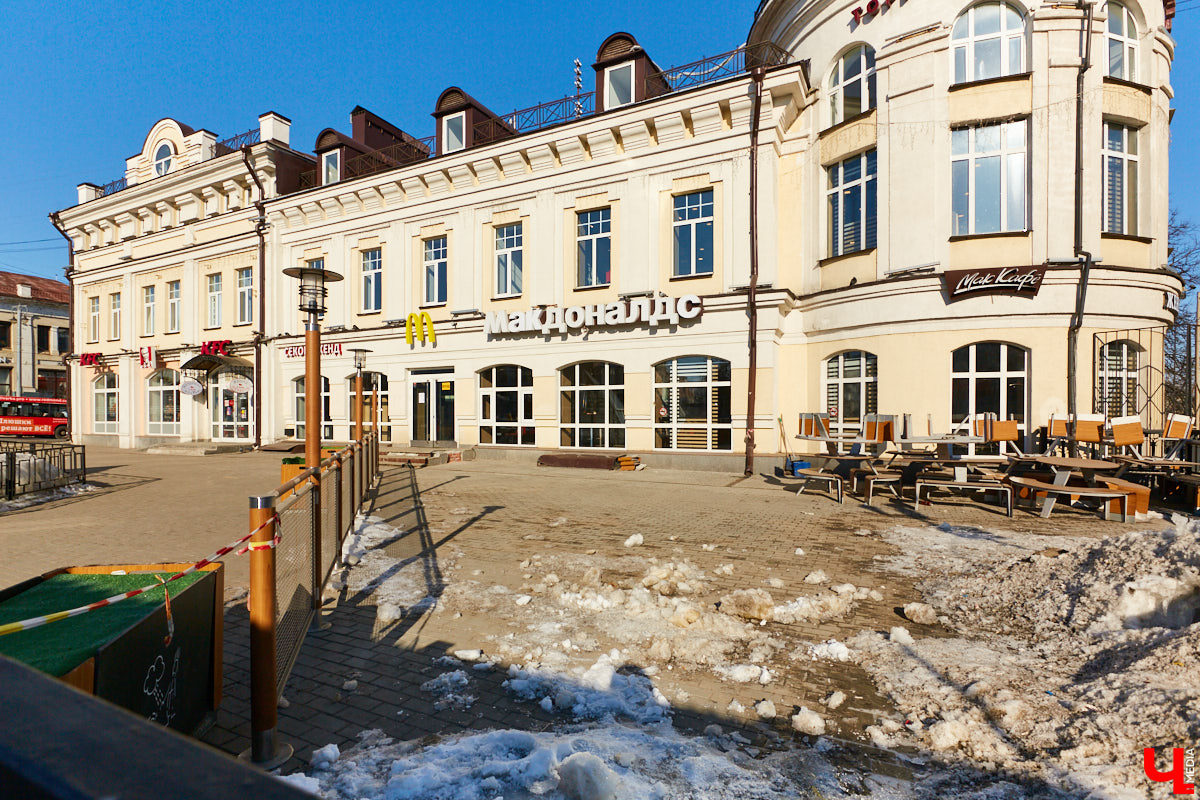 Сеть ресторанов быстрого питания McDonald’s заявила о продаже своего бизнеса в России. Компания покидает страну спустя 30 лет. Но торговые точки могут остаться. Как и привычное меню. Правда, продавать гамбургеры будут уже под другим названием.