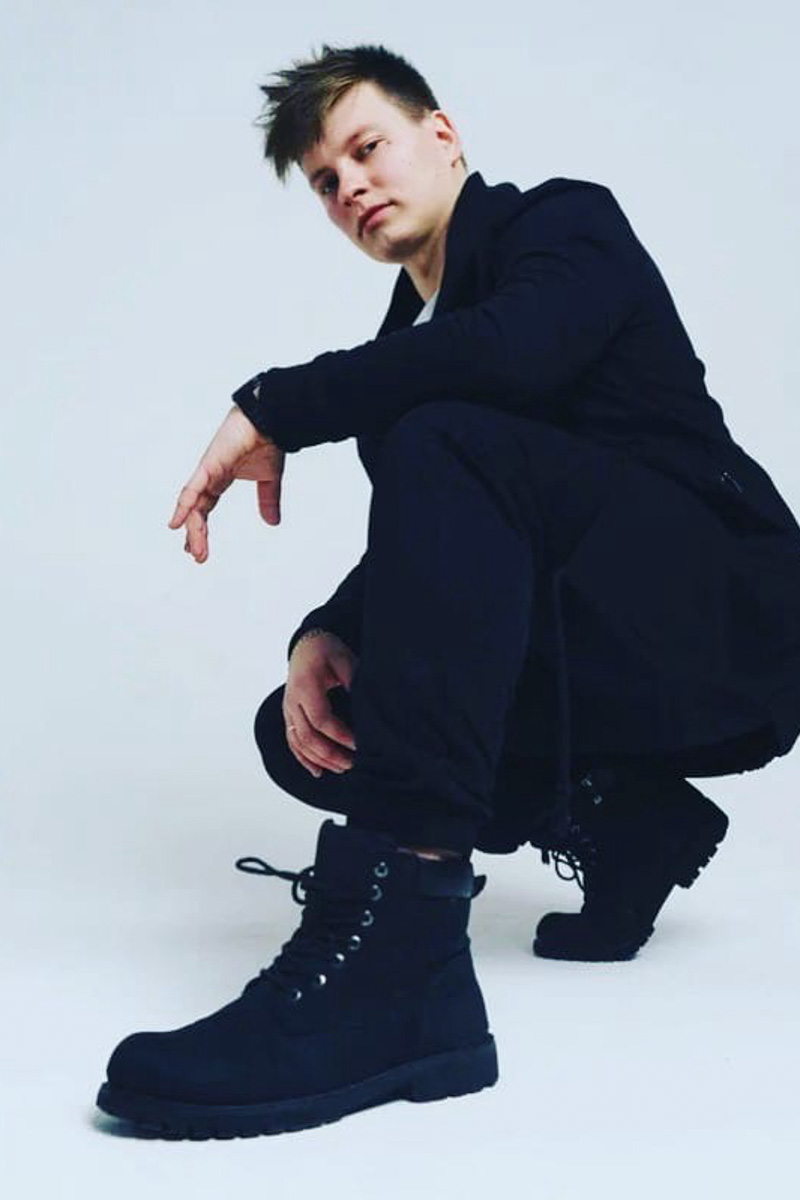 Что общего у исполнителя рэп-хита «Пустота», набравшего около сотни тысяч прослушиваний,, и лучшей вокалистки конкурса «Поющая губерния-2022» по версии «Ключ-Медиа»? Правильно, релиз. Двадцатого мая трек появится на всех стриминговых сервисах. А через неделю «владимирская Тейлор Свифт» опубликует свою первую авторскую работу в стиле соул.