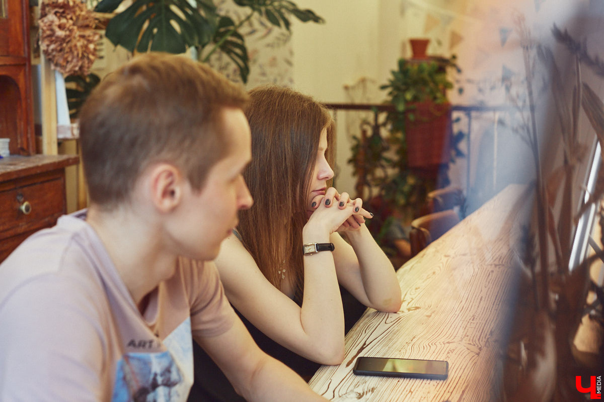 Что общего у исполнителя рэп-хита «Пустота», набравшего около сотни тысяч прослушиваний,, и лучшей вокалистки конкурса «Поющая губерния-2022» по версии «Ключ-Медиа»? Правильно, релиз. Двадцатого мая трек появится на всех стриминговых сервисах. А через неделю «владимирская Тейлор Свифт» опубликует свою первую авторскую работу в стиле соул.