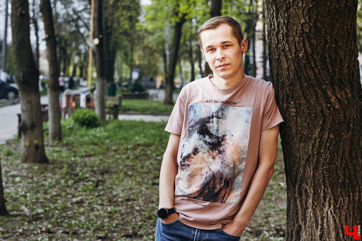 Что общего у исполнителя рэп-хита «Пустота», набравшего около сотни тысяч прослушиваний,, и лучшей вокалистки конкурса «Поющая губерния-2022» по версии «Ключ-Медиа»? Правильно, релиз. Двадцатого мая трек появится на всех стриминговых сервисах. А через неделю «владимирская Тейлор Свифт» опубликует свою первую авторскую работу в стиле соул.