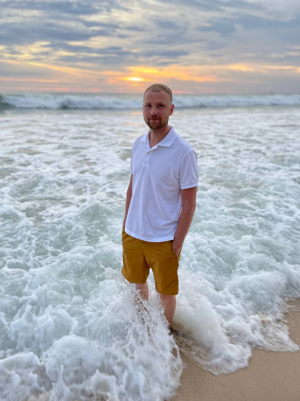 Представьте, что фирма, где вы работаете, решила временно переехать в Таиланд. Кто из сотрудников откажется от предложения пожить в другой стране? Уж точно не разработчик программного обеспечения Денис Овсянников! Он-то и рассказал нам о том, как обжился в тропическом местечке.