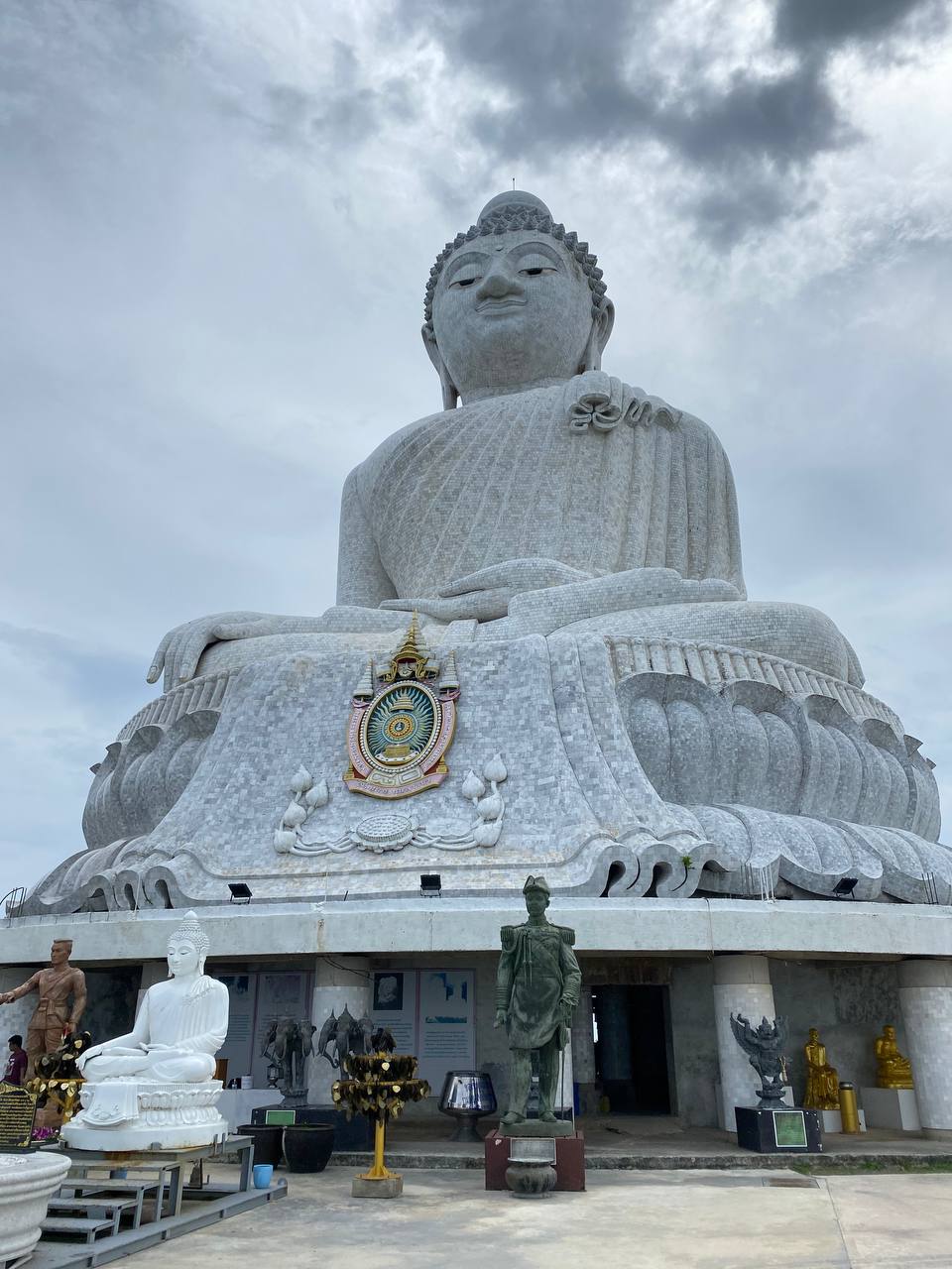 Представьте, что фирма, где вы работаете, решила временно переехать в Таиланд. Кто из сотрудников откажется от предложения пожить в другой стране? Уж точно не разработчик программного обеспечения Денис Овсянников! Он-то и рассказал нам о том, как обжился в тропическом местечке.