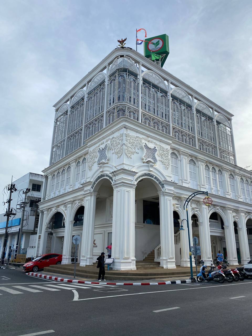 Представьте, что фирма, где вы работаете, решила временно переехать в Таиланд. Кто из сотрудников откажется от предложения пожить в другой стране? Уж точно не разработчик программного обеспечения Денис Овсянников! Он-то и рассказал нам о том, как обжился в тропическом местечке.