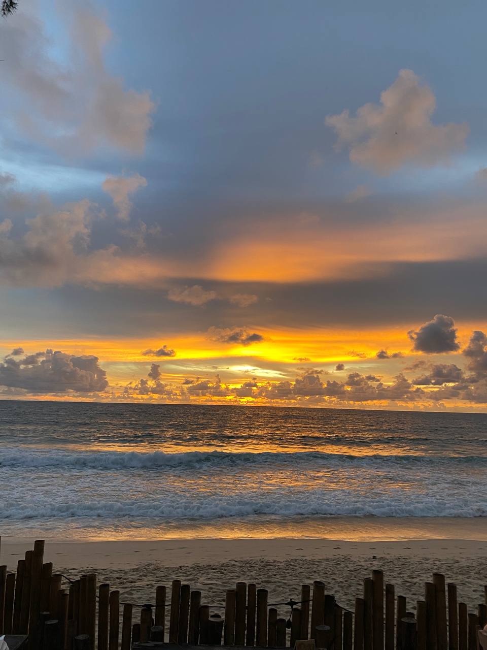 Представьте, что фирма, где вы работаете, решила временно переехать в Таиланд. Кто из сотрудников откажется от предложения пожить в другой стране? Уж точно не разработчик программного обеспечения Денис Овсянников! Он-то и рассказал нам о том, как обжился в тропическом местечке.