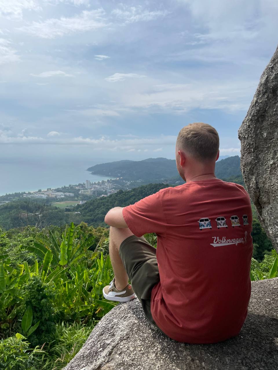 Представьте, что фирма, где вы работаете, решила временно переехать в Таиланд. Кто из сотрудников откажется от предложения пожить в другой стране? Уж точно не разработчик программного обеспечения Денис Овсянников! Он-то и рассказал нам о том, как обжился в тропическом местечке.