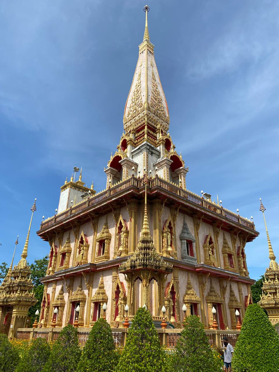 Представьте, что фирма, где вы работаете, решила временно переехать в Таиланд. Кто из сотрудников откажется от предложения пожить в другой стране? Уж точно не разработчик программного обеспечения Денис Овсянников! Он-то и рассказал нам о том, как обжился в тропическом местечке.