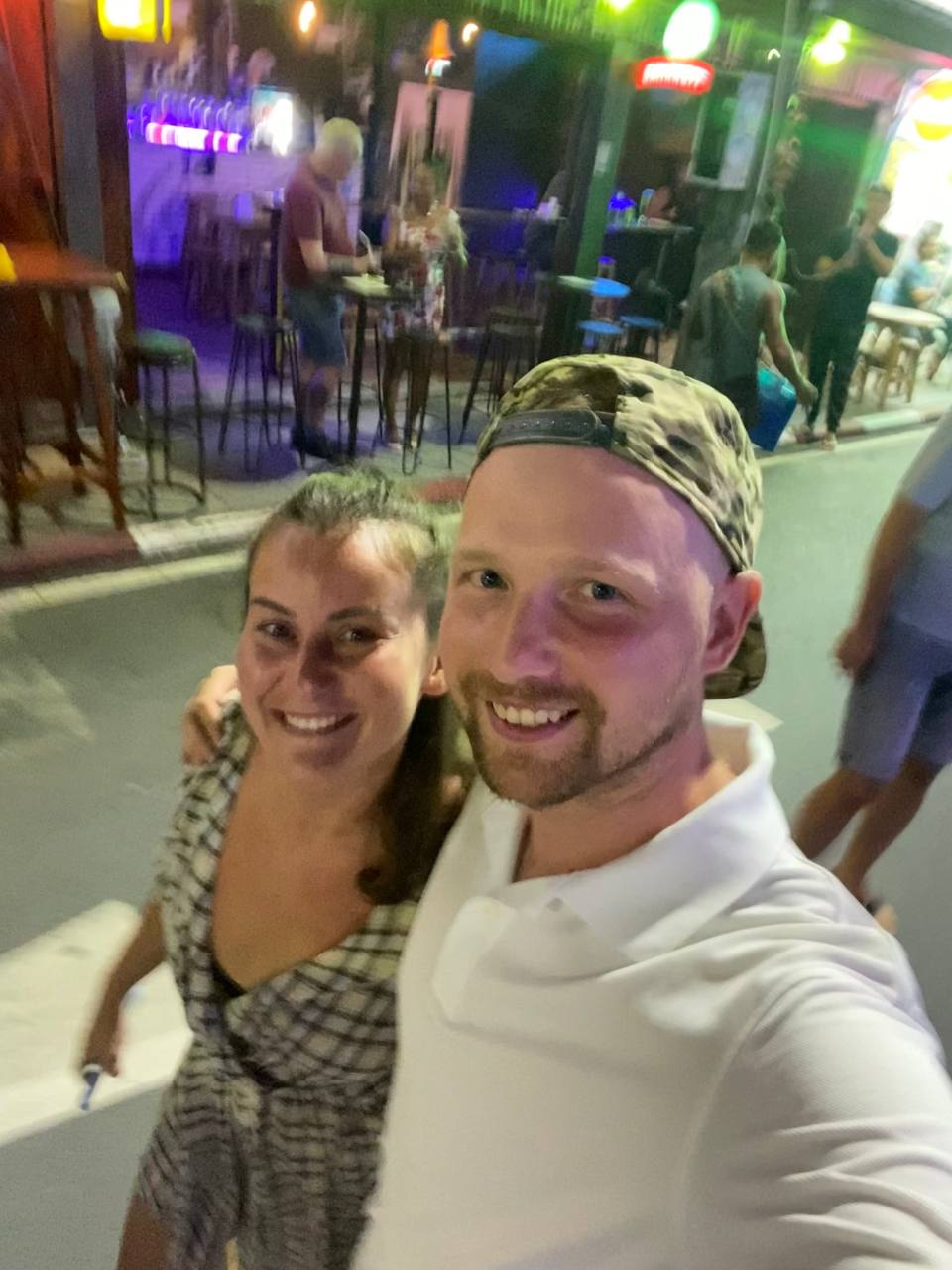 Представьте, что фирма, где вы работаете, решила временно переехать в Таиланд. Кто из сотрудников откажется от предложения пожить в другой стране? Уж точно не разработчик программного обеспечения Денис Овсянников! Он-то и рассказал нам о том, как обжился в тропическом местечке.