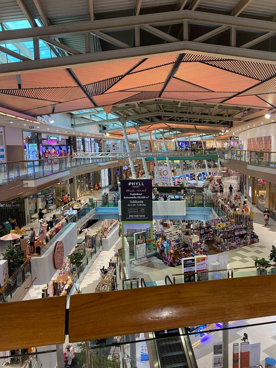 Представьте, что фирма, где вы работаете, решила временно переехать в Таиланд. Кто из сотрудников откажется от предложения пожить в другой стране? Уж точно не разработчик программного обеспечения Денис Овсянников! Он-то и рассказал нам о том, как обжился в тропическом местечке.