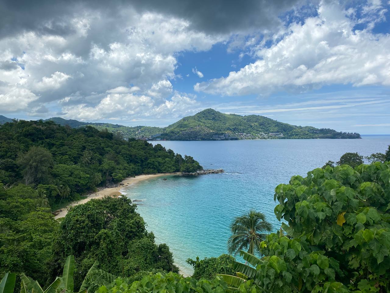 Представьте, что фирма, где вы работаете, решила временно переехать в Таиланд. Кто из сотрудников откажется от предложения пожить в другой стране? Уж точно не разработчик программного обеспечения Денис Овсянников! Он-то и рассказал нам о том, как обжился в тропическом местечке.