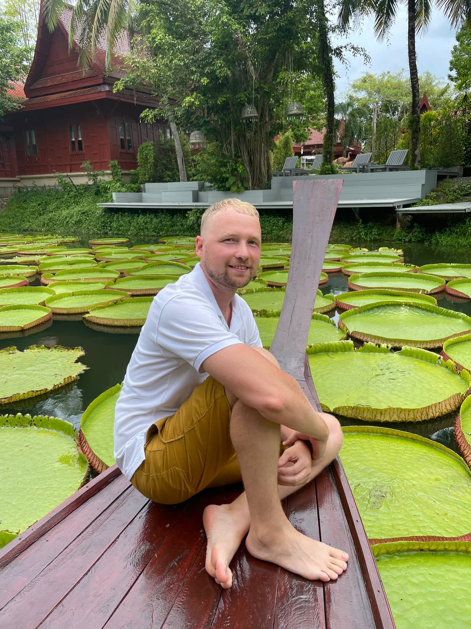 Представьте, что фирма, где вы работаете, решила временно переехать в Таиланд. Кто из сотрудников откажется от предложения пожить в другой стране? Уж точно не разработчик программного обеспечения Денис Овсянников! Он-то и рассказал нам о том, как обжился в тропическом местечке.