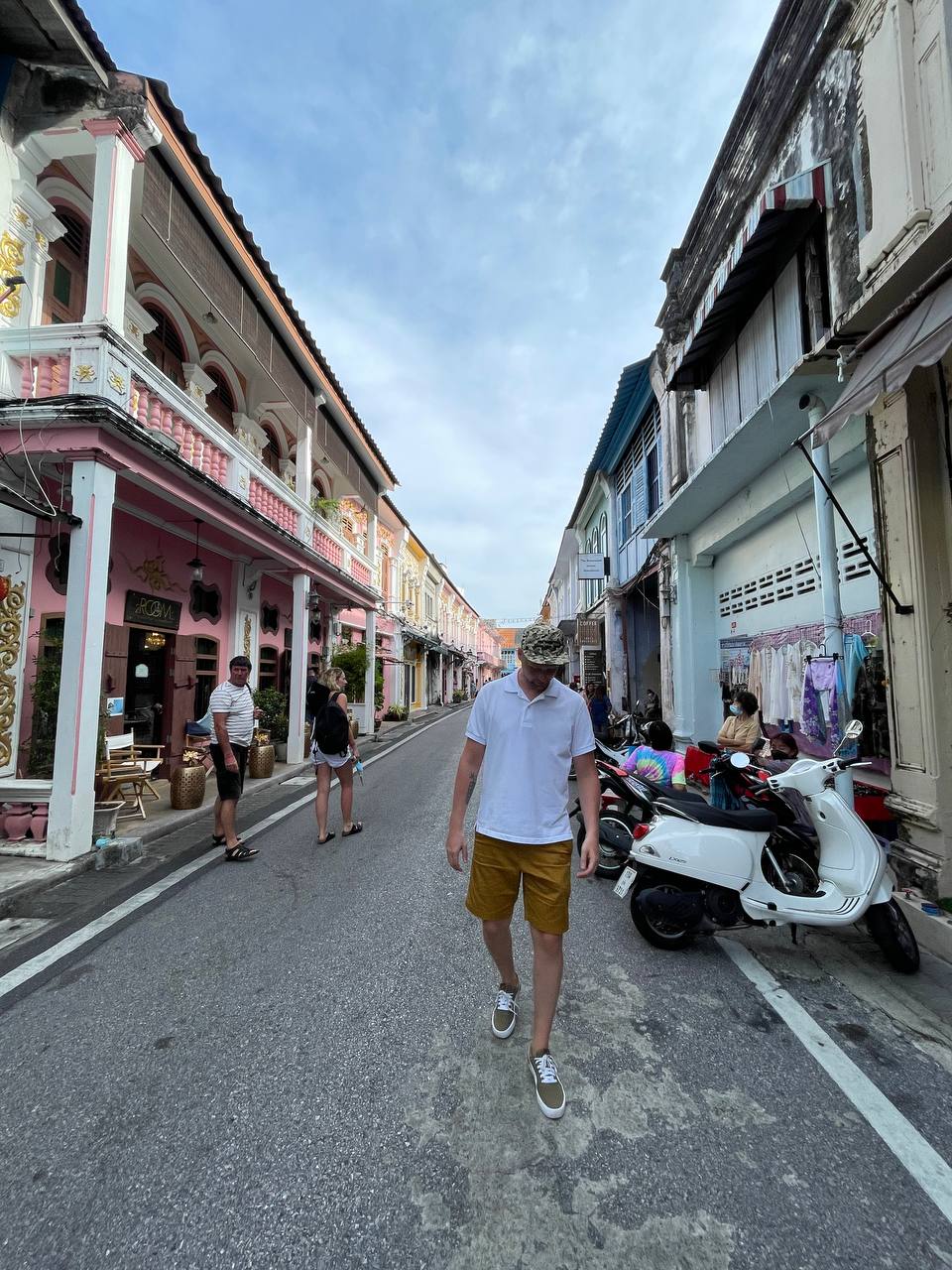 Представьте, что фирма, где вы работаете, решила временно переехать в Таиланд. Кто из сотрудников откажется от предложения пожить в другой стране? Уж точно не разработчик программного обеспечения Денис Овсянников! Он-то и рассказал нам о том, как обжился в тропическом местечке.