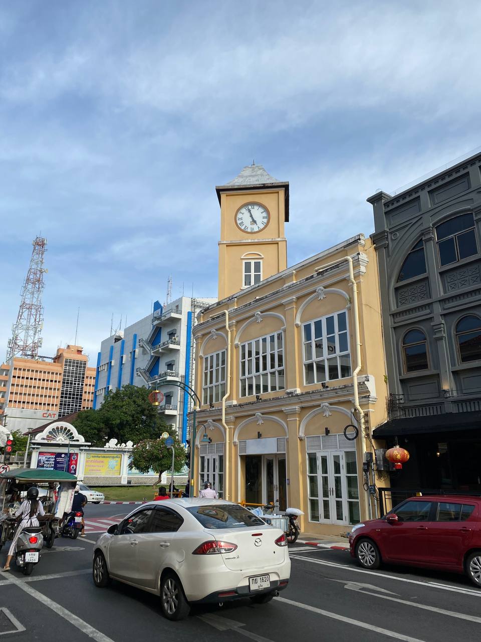 Представьте, что фирма, где вы работаете, решила временно переехать в Таиланд. Кто из сотрудников откажется от предложения пожить в другой стране? Уж точно не разработчик программного обеспечения Денис Овсянников! Он-то и рассказал нам о том, как обжился в тропическом местечке.