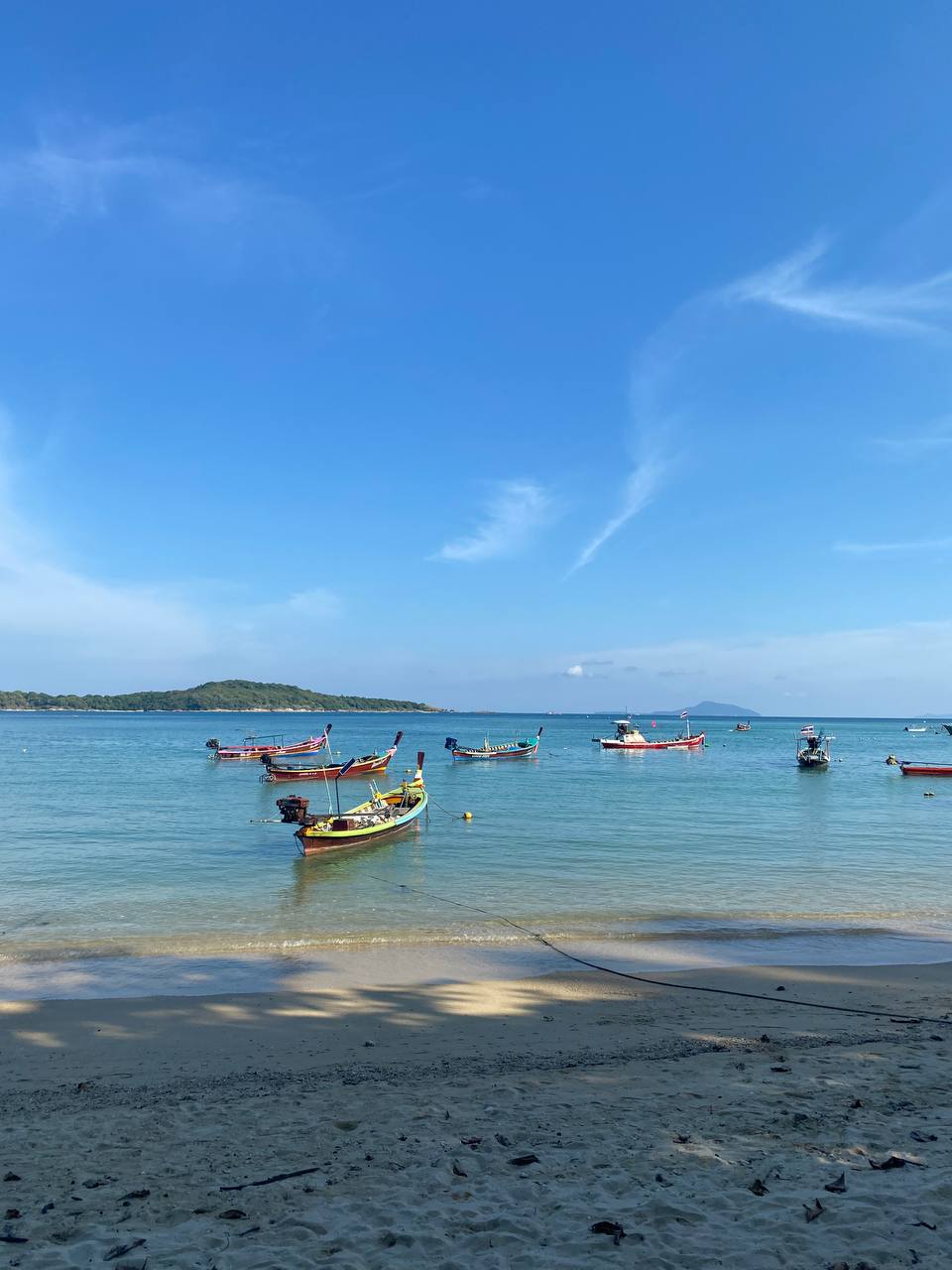 Представьте, что фирма, где вы работаете, решила временно переехать в Таиланд. Кто из сотрудников откажется от предложения пожить в другой стране? Уж точно не разработчик программного обеспечения Денис Овсянников! Он-то и рассказал нам о том, как обжился в тропическом местечке.