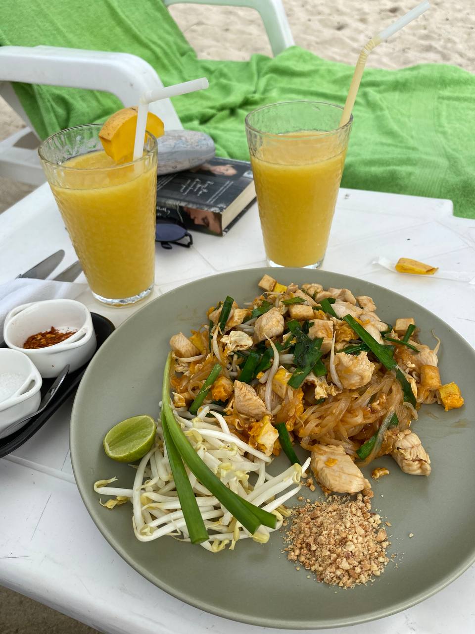 Представьте, что фирма, где вы работаете, решила временно переехать в Таиланд. Кто из сотрудников откажется от предложения пожить в другой стране? Уж точно не разработчик программного обеспечения Денис Овсянников! Он-то и рассказал нам о том, как обжился в тропическом местечке.