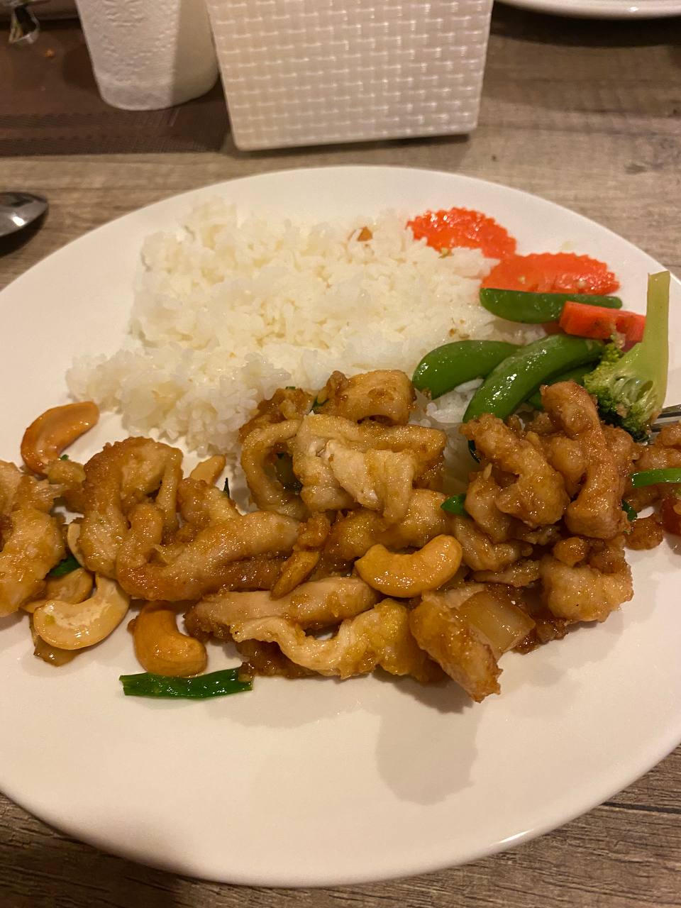 Представьте, что фирма, где вы работаете, решила временно переехать в Таиланд. Кто из сотрудников откажется от предложения пожить в другой стране? Уж точно не разработчик программного обеспечения Денис Овсянников! Он-то и рассказал нам о том, как обжился в тропическом местечке.