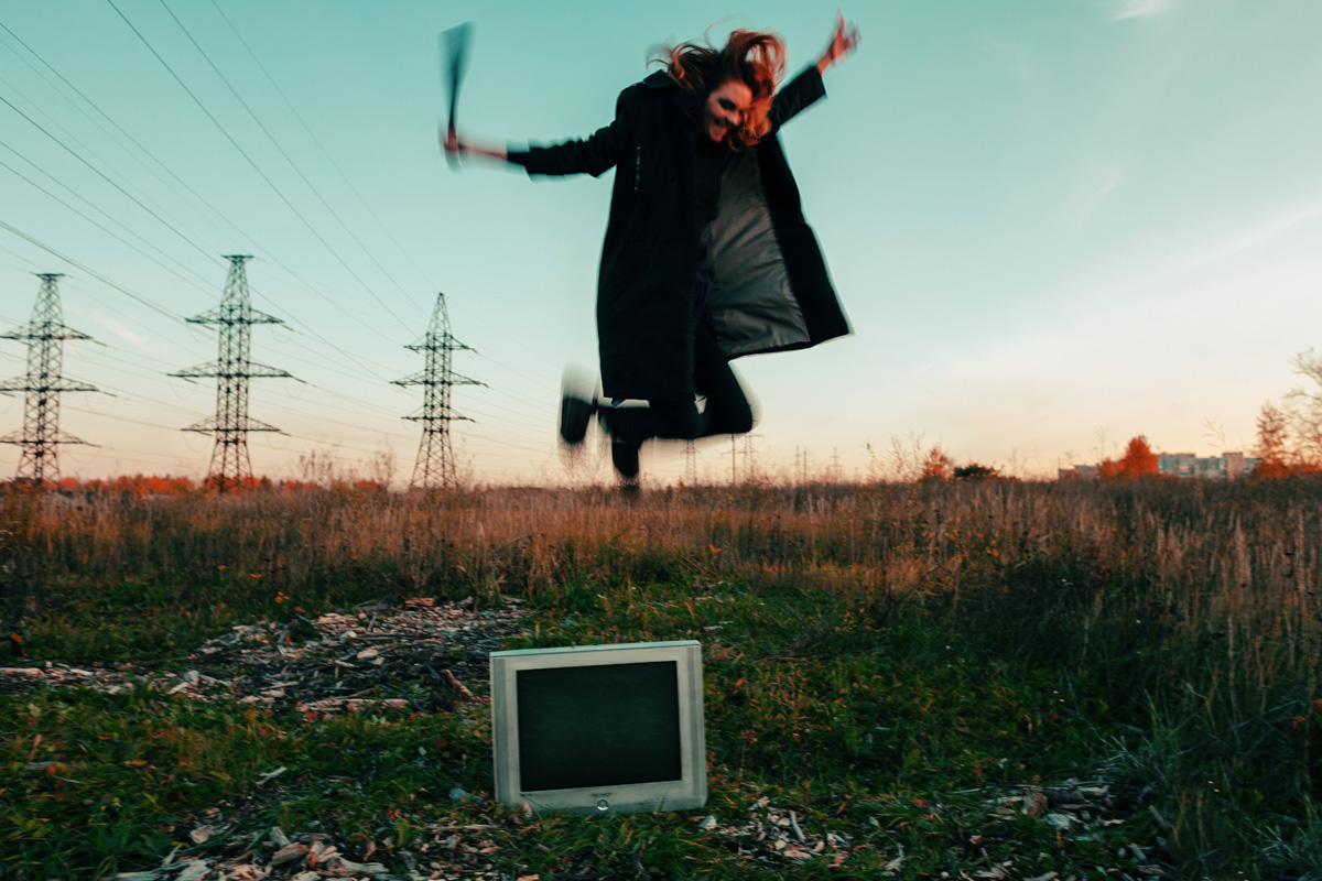 Отрицая общепринятые понятия о красоте, фотограф Алексей Ларин запечатляет личность с ее уникальными особенностями в заранее продуманных обстоятельствах; рефлексирует вместе со своими героями и деньги, которые те оставляют за оказанную услугу, донатит нуждающимся.