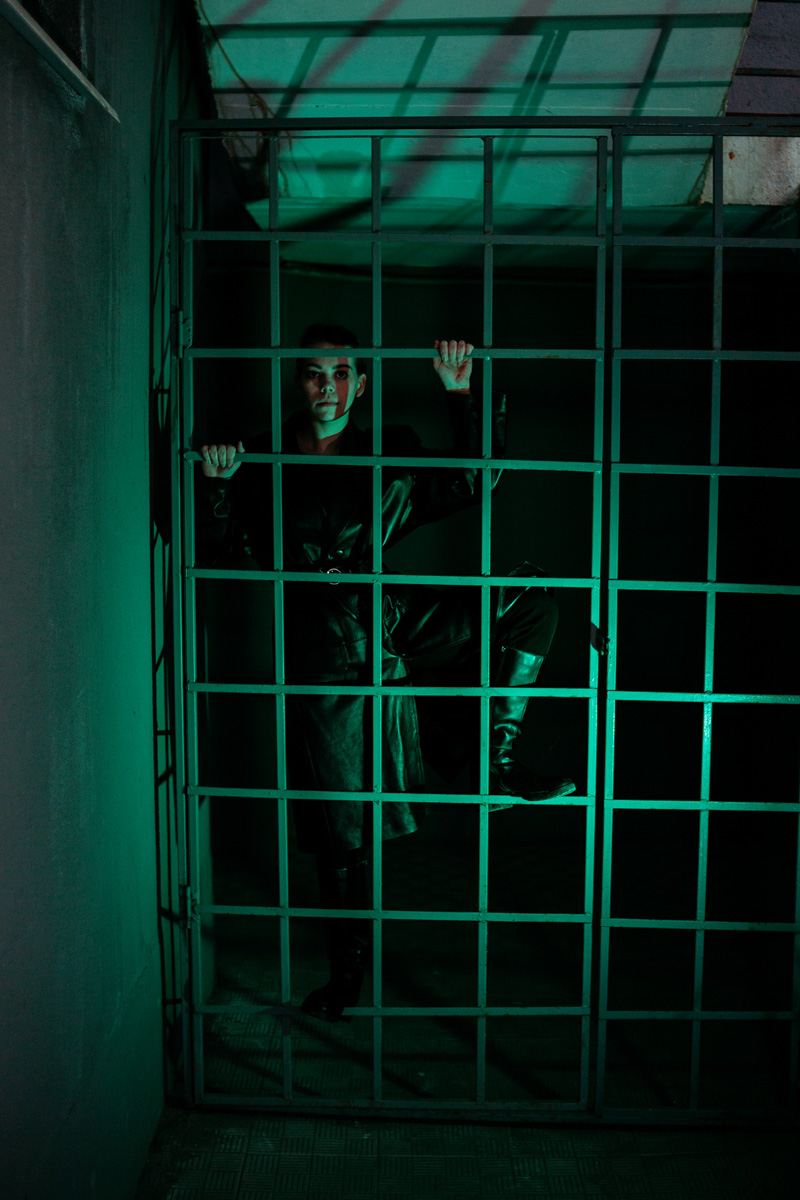 Отрицая общепринятые понятия о красоте, фотограф Алексей Ларин запечатляет личность с ее уникальными особенностями в заранее продуманных обстоятельствах; рефлексирует вместе со своими героями и деньги, которые те оставляют за оказанную услугу, донатит нуждающимся.