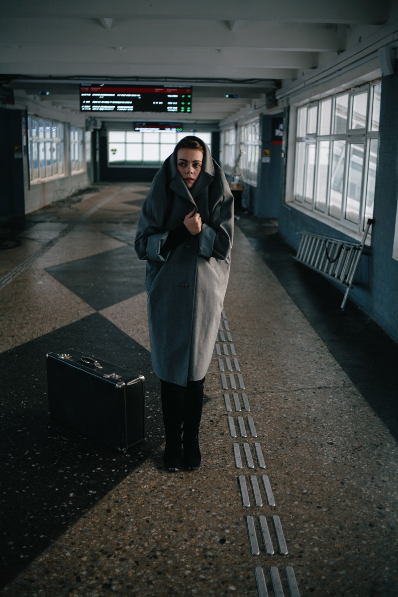 Отрицая общепринятые понятия о красоте, фотограф Алексей Ларин запечатляет личность с ее уникальными особенностями в заранее продуманных обстоятельствах; рефлексирует вместе со своими героями и деньги, которые те оставляют за оказанную услугу, донатит нуждающимся.