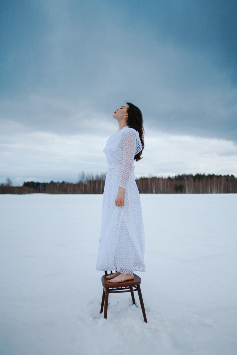 Отрицая общепринятые понятия о красоте, фотограф Алексей Ларин запечатляет личность с ее уникальными особенностями в заранее продуманных обстоятельствах; рефлексирует вместе со своими героями и деньги, которые те оставляют за оказанную услугу, донатит нуждающимся.