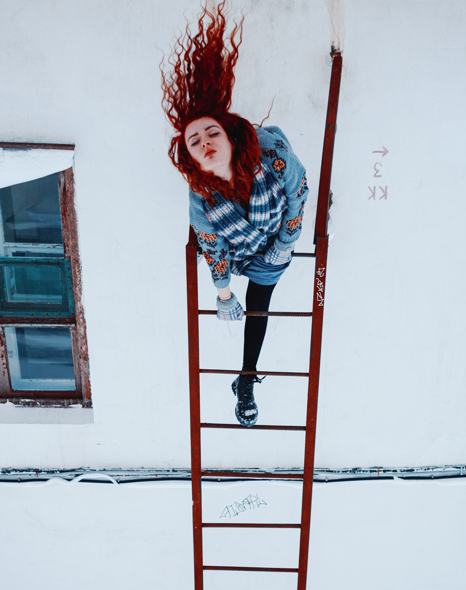 Отрицая общепринятые понятия о красоте, фотограф Алексей Ларин запечатляет личность с ее уникальными особенностями в заранее продуманных обстоятельствах; рефлексирует вместе со своими героями и деньги, которые те оставляют за оказанную услугу, донатит нуждающимся.