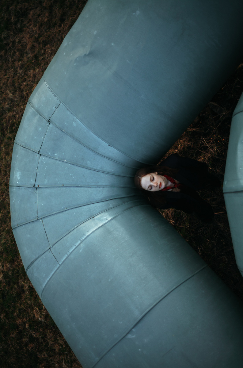 Отрицая общепринятые понятия о красоте, фотограф Алексей Ларин запечатляет личность с ее уникальными особенностями в заранее продуманных обстоятельствах; рефлексирует вместе со своими героями и деньги, которые те оставляют за оказанную услугу, донатит нуждающимся.