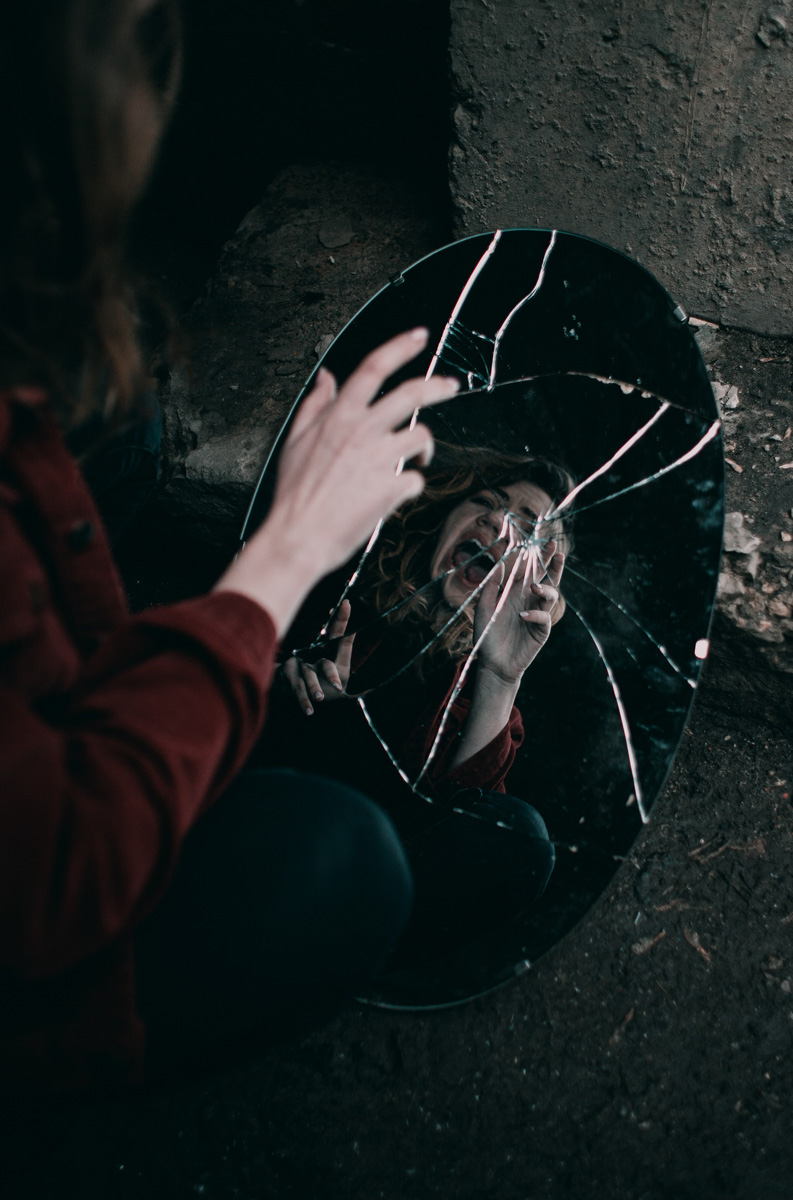 Отрицая общепринятые понятия о красоте, фотограф Алексей Ларин запечатляет личность с ее уникальными особенностями в заранее продуманных обстоятельствах; рефлексирует вместе со своими героями и деньги, которые те оставляют за оказанную услугу, донатит нуждающимся.