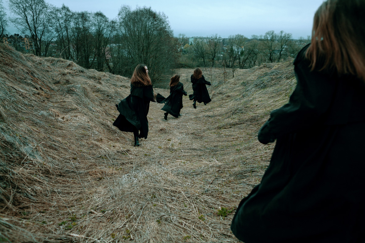 Отрицая общепринятые понятия о красоте, фотограф Алексей Ларин запечатляет личность с ее уникальными особенностями в заранее продуманных обстоятельствах; рефлексирует вместе со своими героями и деньги, которые те оставляют за оказанную услугу, донатит нуждающимся.