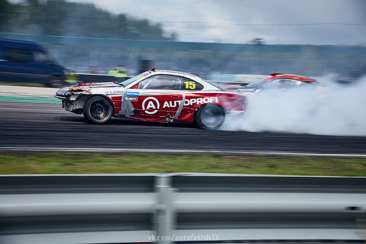 Отрицая общепринятые понятия о красоте, фотограф Алексей Ларин запечатляет личность с ее уникальными особенностями в заранее продуманных обстоятельствах; рефлексирует вместе со своими героями и деньги, которые те оставляют за оказанную услугу, донатит нуждающимся.