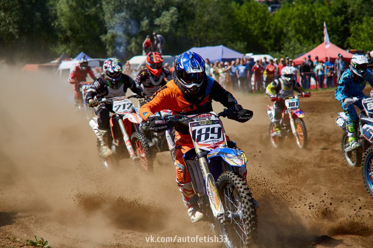 Отрицая общепринятые понятия о красоте, фотограф Алексей Ларин запечатляет личность с ее уникальными особенностями в заранее продуманных обстоятельствах; рефлексирует вместе со своими героями и деньги, которые те оставляют за оказанную услугу, донатит нуждающимся.