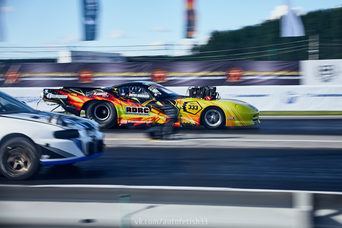 Отрицая общепринятые понятия о красоте, фотограф Алексей Ларин запечатляет личность с ее уникальными особенностями в заранее продуманных обстоятельствах; рефлексирует вместе со своими героями и деньги, которые те оставляют за оказанную услугу, донатит нуждающимся.