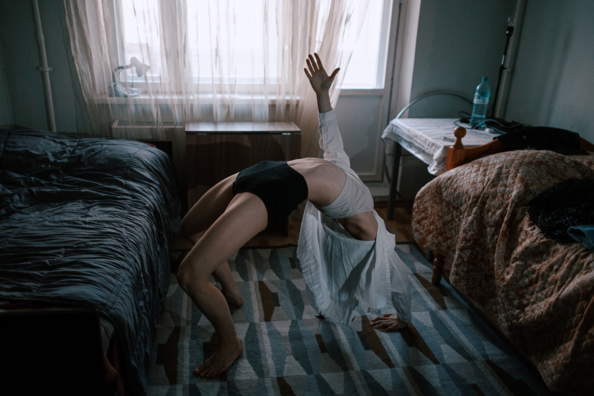 Отрицая общепринятые понятия о красоте, фотограф Алексей Ларин запечатляет личность с ее уникальными особенностями в заранее продуманных обстоятельствах; рефлексирует вместе со своими героями и деньги, которые те оставляют за оказанную услугу, донатит нуждающимся.