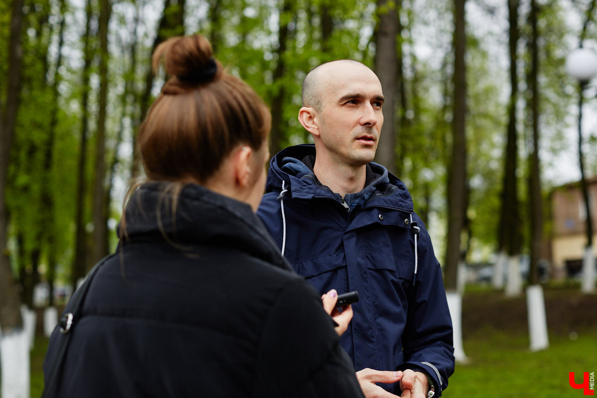 Отрицая общепринятые понятия о красоте, фотограф Алексей Ларин запечатляет личность с ее уникальными особенностями в заранее продуманных обстоятельствах; рефлексирует вместе со своими героями и деньги, которые те оставляют за оказанную услугу, донатит нуждающимся.