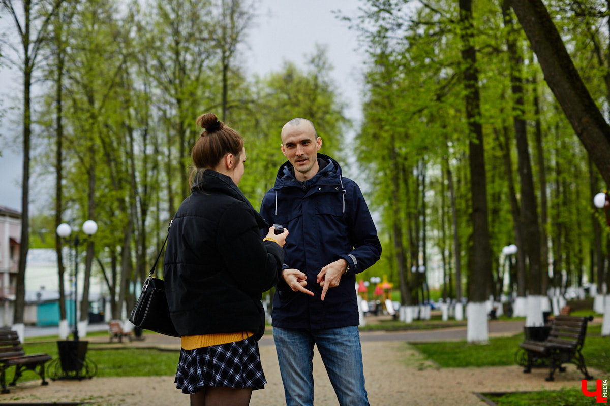 Отрицая общепринятые понятия о красоте, фотограф Алексей Ларин запечатляет личность с ее уникальными особенностями в заранее продуманных обстоятельствах; рефлексирует вместе со своими героями и деньги, которые те оставляют за оказанную услугу, донатит нуждающимся.