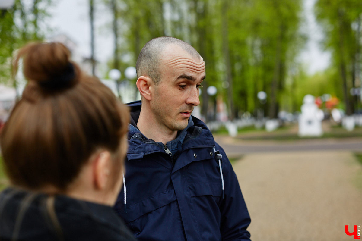 Отрицая общепринятые понятия о красоте, фотограф Алексей Ларин запечатляет личность с ее уникальными особенностями в заранее продуманных обстоятельствах; рефлексирует вместе со своими героями и деньги, которые те оставляют за оказанную услугу, донатит нуждающимся.