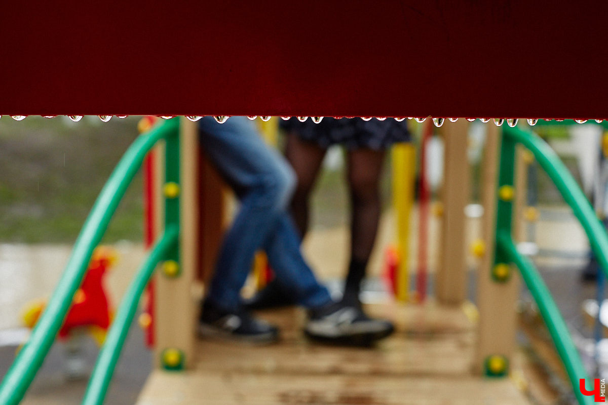 Отрицая общепринятые понятия о красоте, фотограф Алексей Ларин запечатляет личность с ее уникальными особенностями в заранее продуманных обстоятельствах; рефлексирует вместе со своими героями и деньги, которые те оставляют за оказанную услугу, донатит нуждающимся.