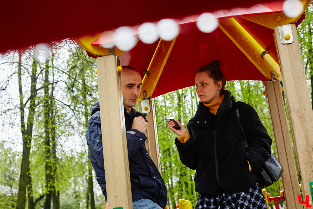 Отрицая общепринятые понятия о красоте, фотограф Алексей Ларин запечатляет личность с ее уникальными особенностями в заранее продуманных обстоятельствах; рефлексирует вместе со своими героями и деньги, которые те оставляют за оказанную услугу, донатит нуждающимся.