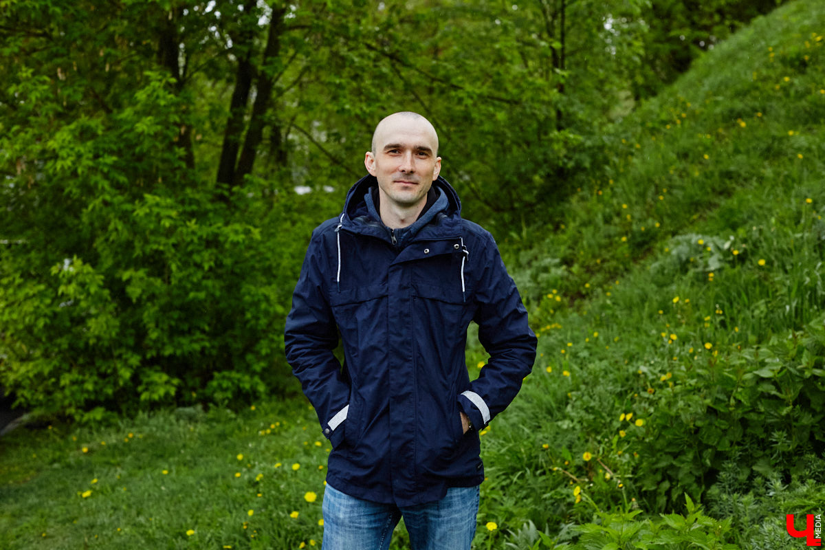 Отрицая общепринятые понятия о красоте, фотограф Алексей Ларин запечатляет личность с ее уникальными особенностями в заранее продуманных обстоятельствах; рефлексирует вместе со своими героями и деньги, которые те оставляют за оказанную услугу, донатит нуждающимся.