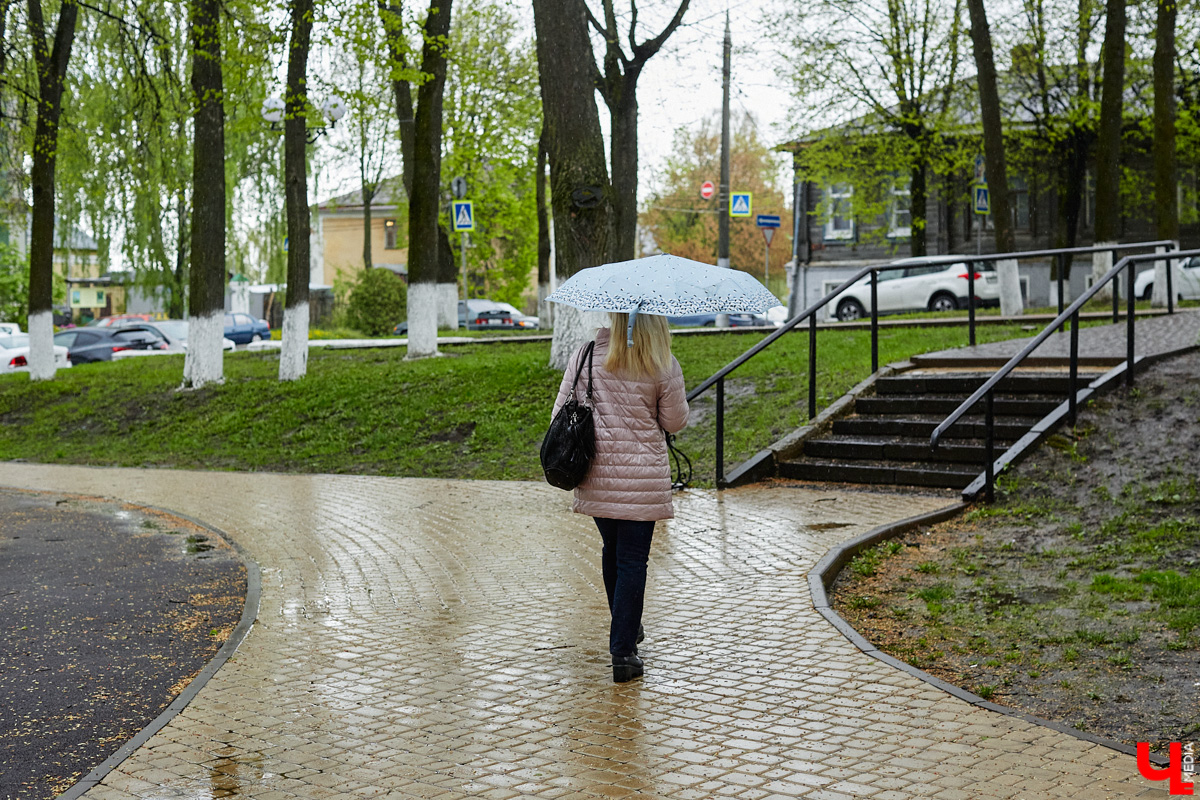 До лета рукой подать, но небесная канцелярия как будто не в курсе. Дожди и всего 10 градусов за окном. Так и не скажешь, что май месяц на дворе. Но прогнозы утешают. Погода берет курс на улучшение!