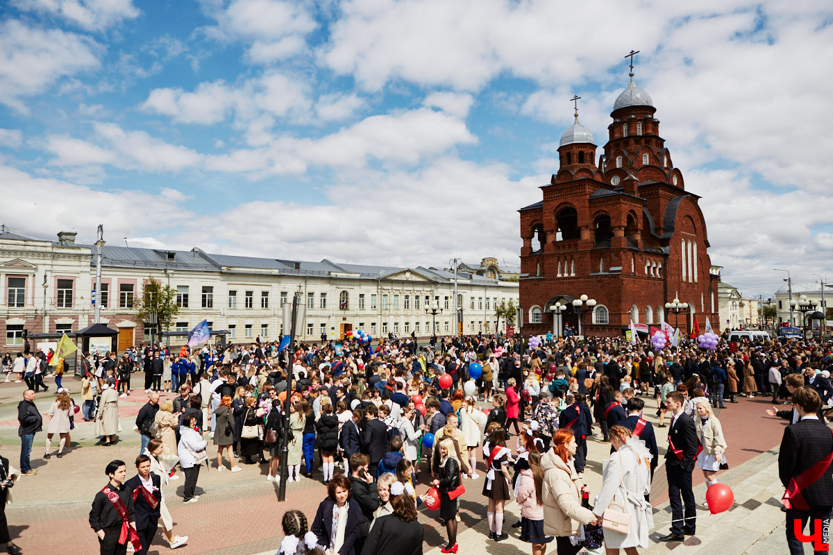 18 мая впервые за два последних «ковидных» года, когда массовые мероприятия были запрещены, во Владимире прошел общий «Последний звонок» для всех 11-классников города. Как это было? Смотрите и читайте в фоторепортаже «Ключ-Медиа».